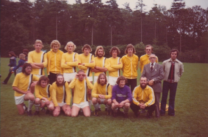 1e kampioen 1977_naar 4e klas (5).jpg